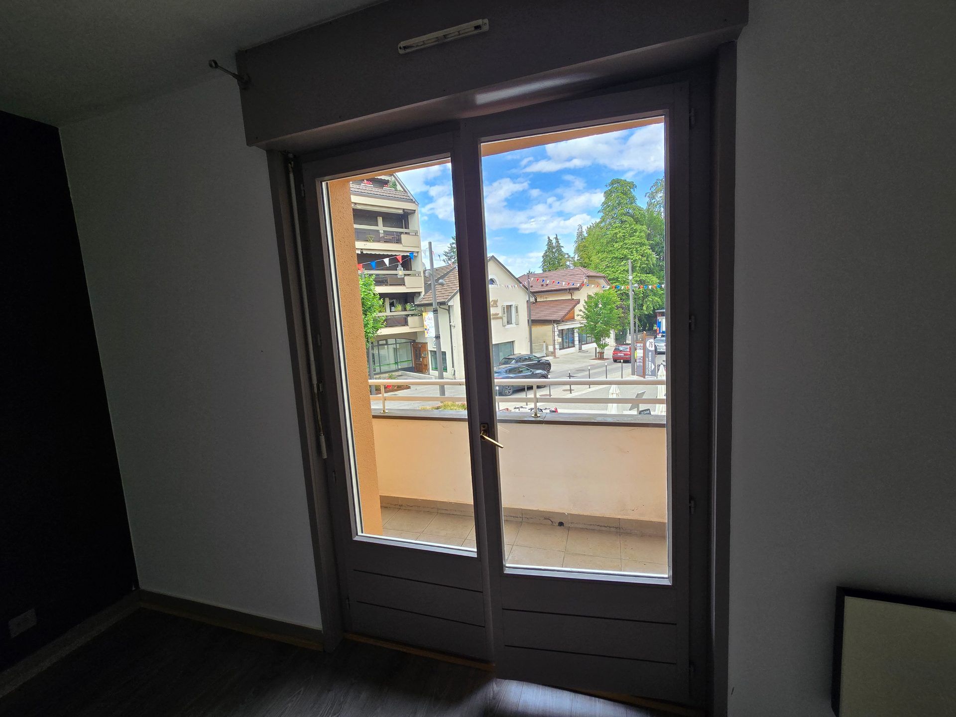 Avant renovation : salon d'un appartement a Nyon avant intervention BNG