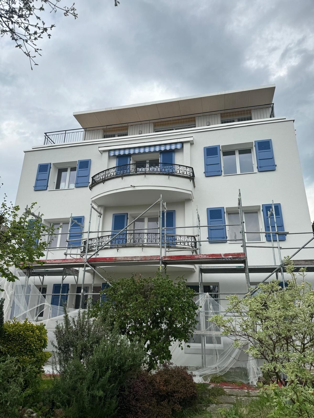 Apres intervention BNG Renovation : facade isolee (20+2 cm), entoilage et crepi de finition appliques