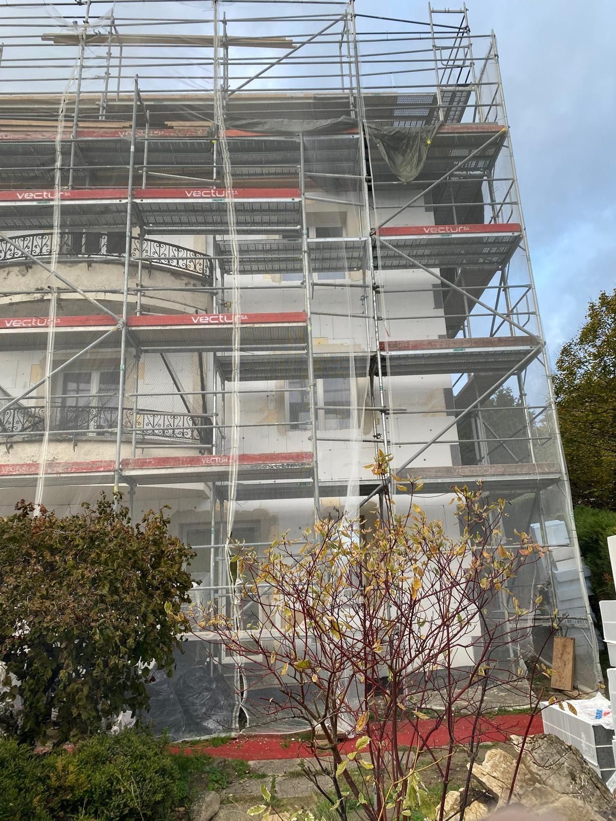 Avant travaux : facade d'immeuble non isolee, crepi fissure et degrade