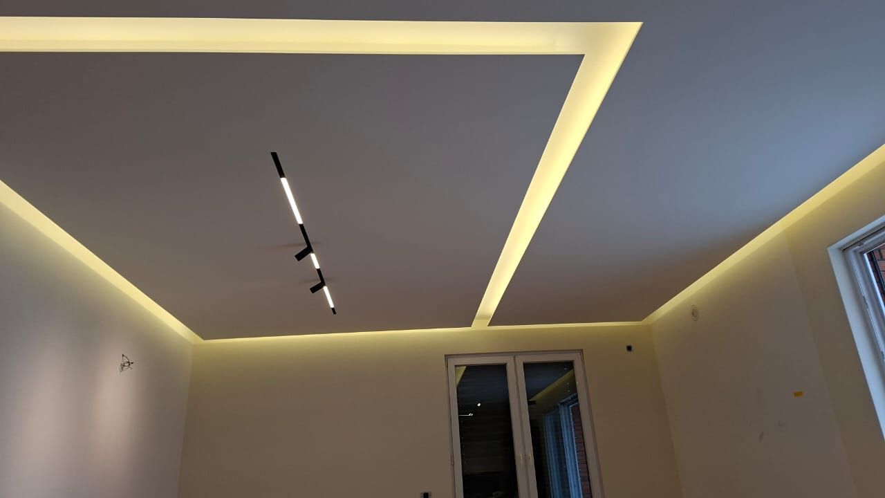 Faux-plafond avec bandeau LED indirect et rail d'eclairage trimless, renovation d'appartement a La Baie d'Opale, Rolle