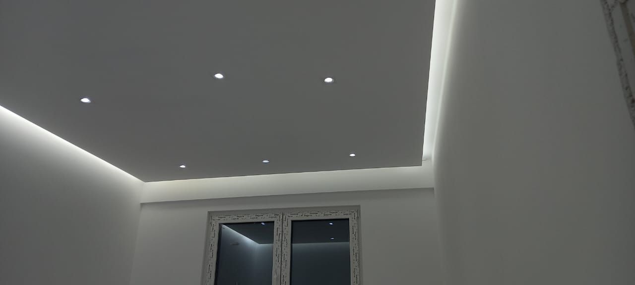 Plafond avec spots encastres et bandeau LED indirect, renovation d'appartement a Rolle par BNG Renovation
