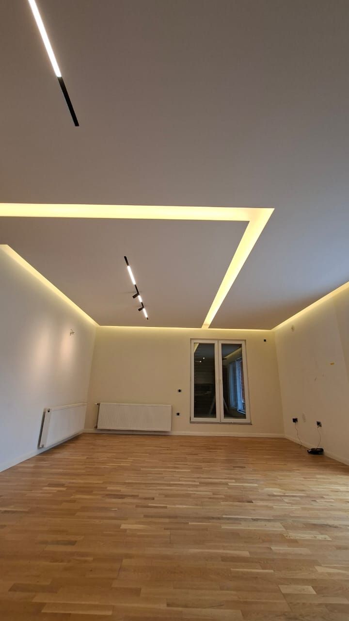 Faux-plafond rectangulaire a eclairage LED indirect, appartement haut de gamme a La Baie d'Opale, Rolle