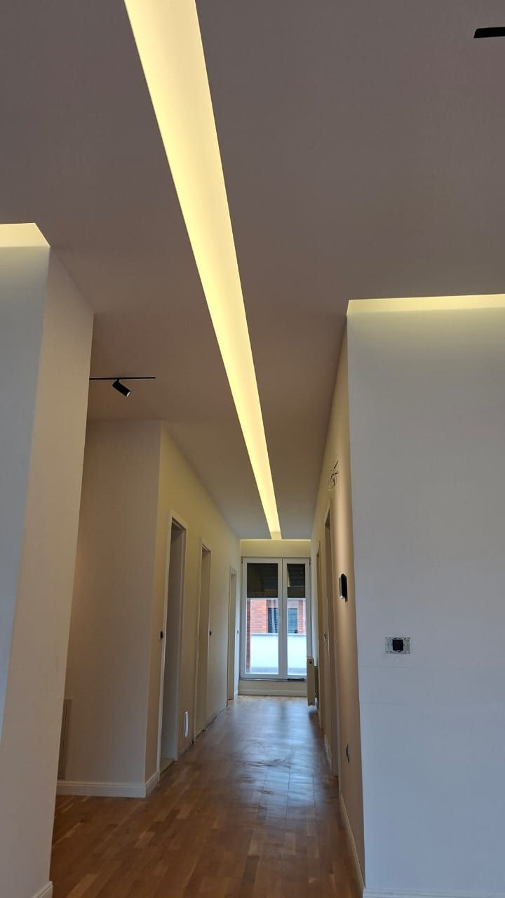 Couloir avec bandeau LED lineaire continu integre au faux-plafond, La Baie d'Opale, Rolle