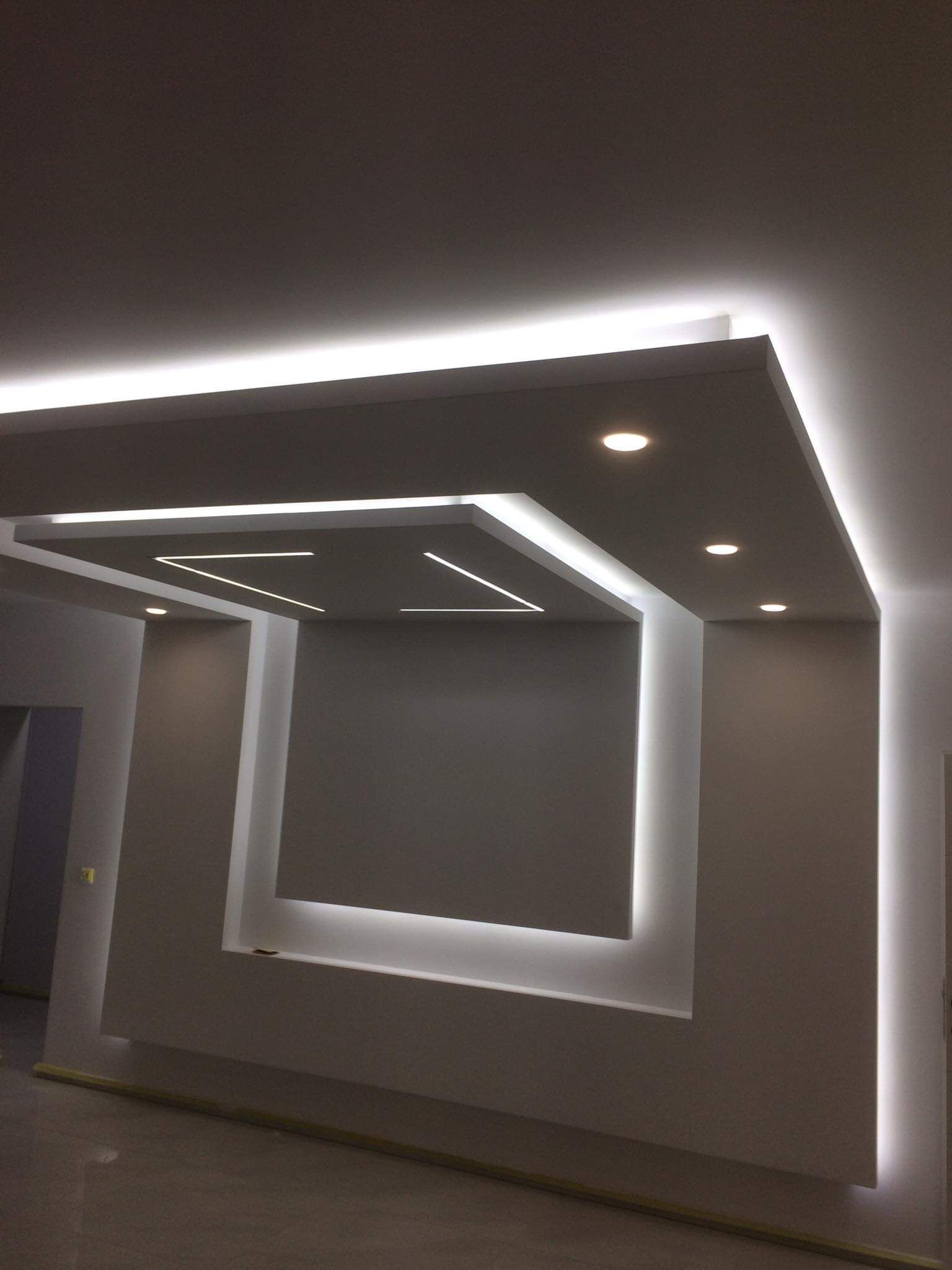 Faux-plafond architectural sur mesure avec eclairage LED integre, appartement a Rolle