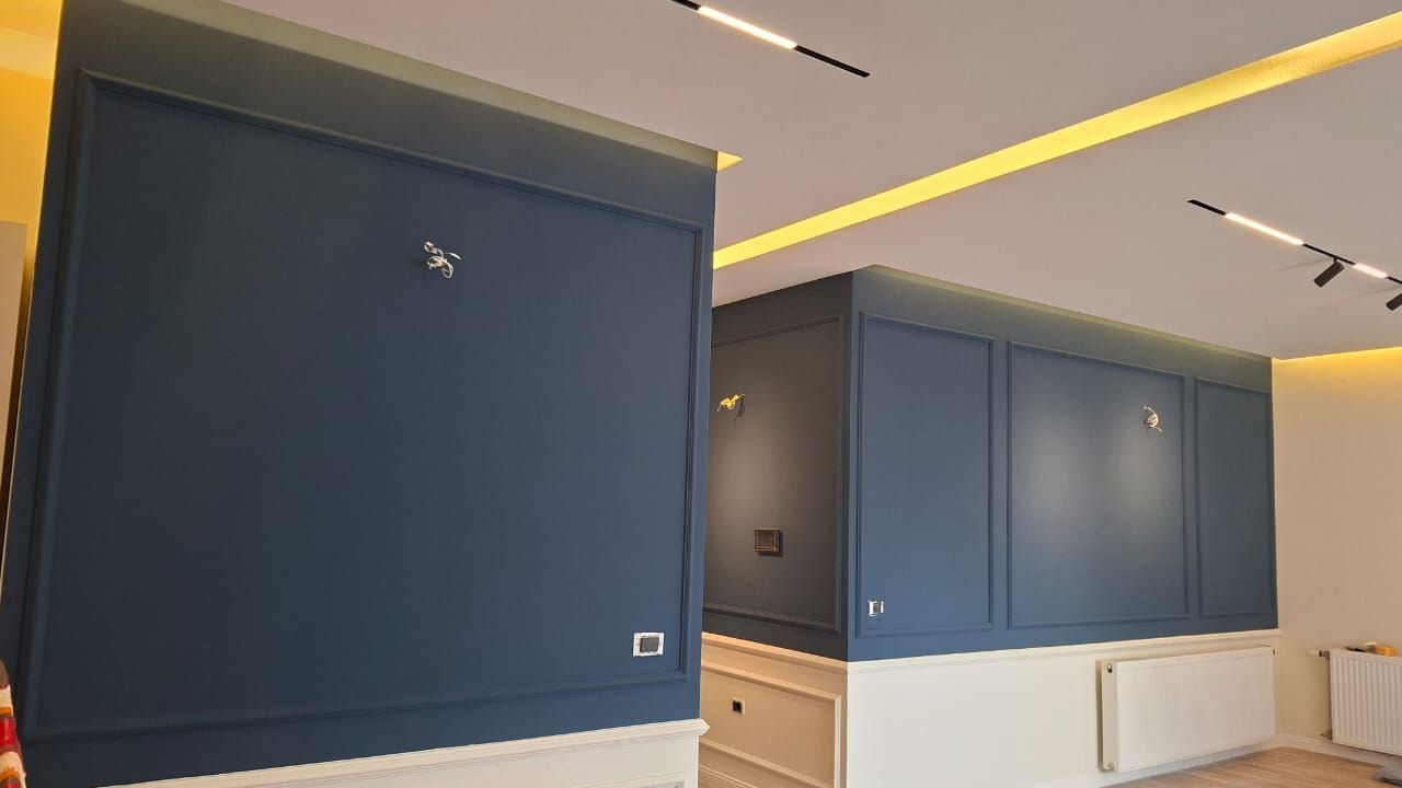 Piece avec moulures, eclairage LED indirect et rail noir, finitions premium a La Baie d'Opale, Rolle
