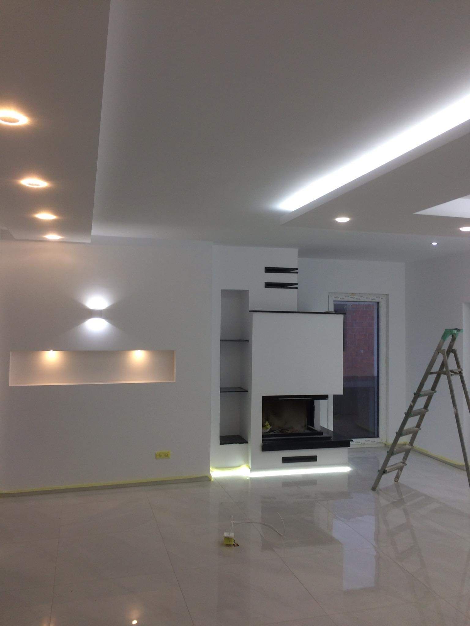Salon avec faux-plafond, niche LED et habillage en platrerie, renovation a La Baie d'Opale, Rolle