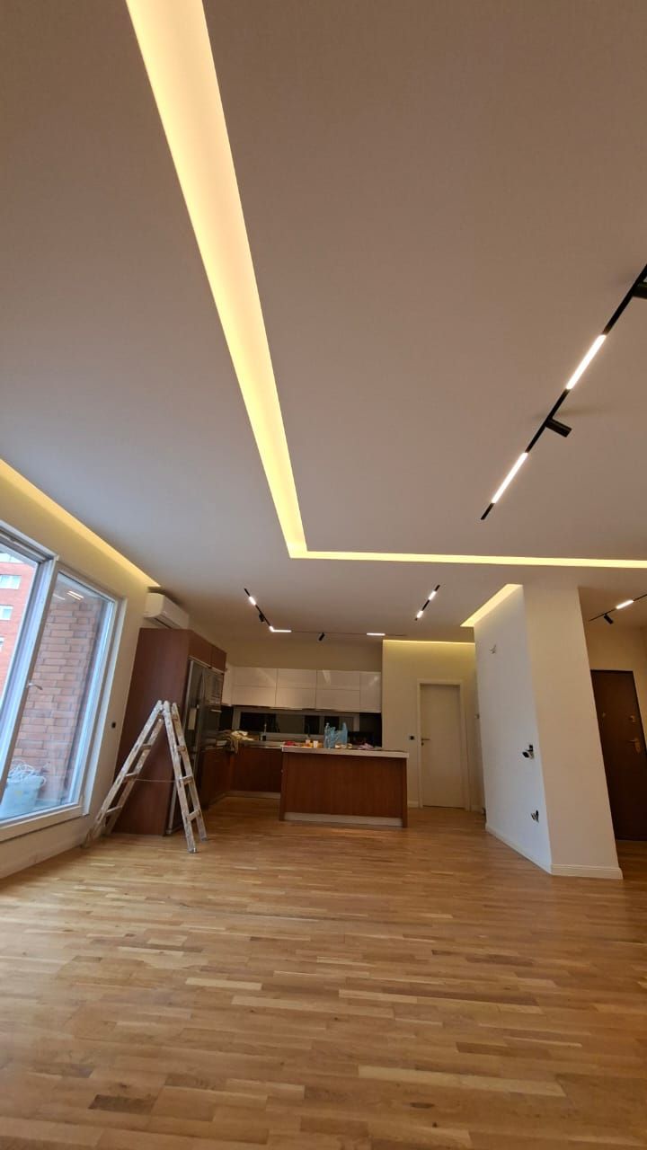 Cuisine ouverte avec faux-plafond et eclairage LED integre, appartement renove a Rolle