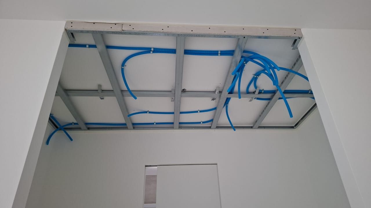 Ossature metallique du faux-plafond et passages techniques, savoir-faire platrerie BNG Renovation