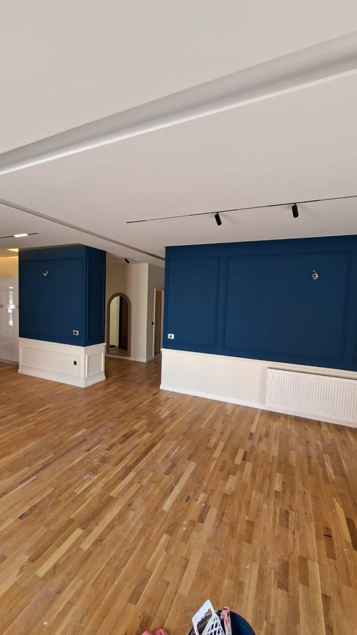 Piece avec moulures et arche en platrerie sur mesure, finitions a La Baie d'Opale, Rolle