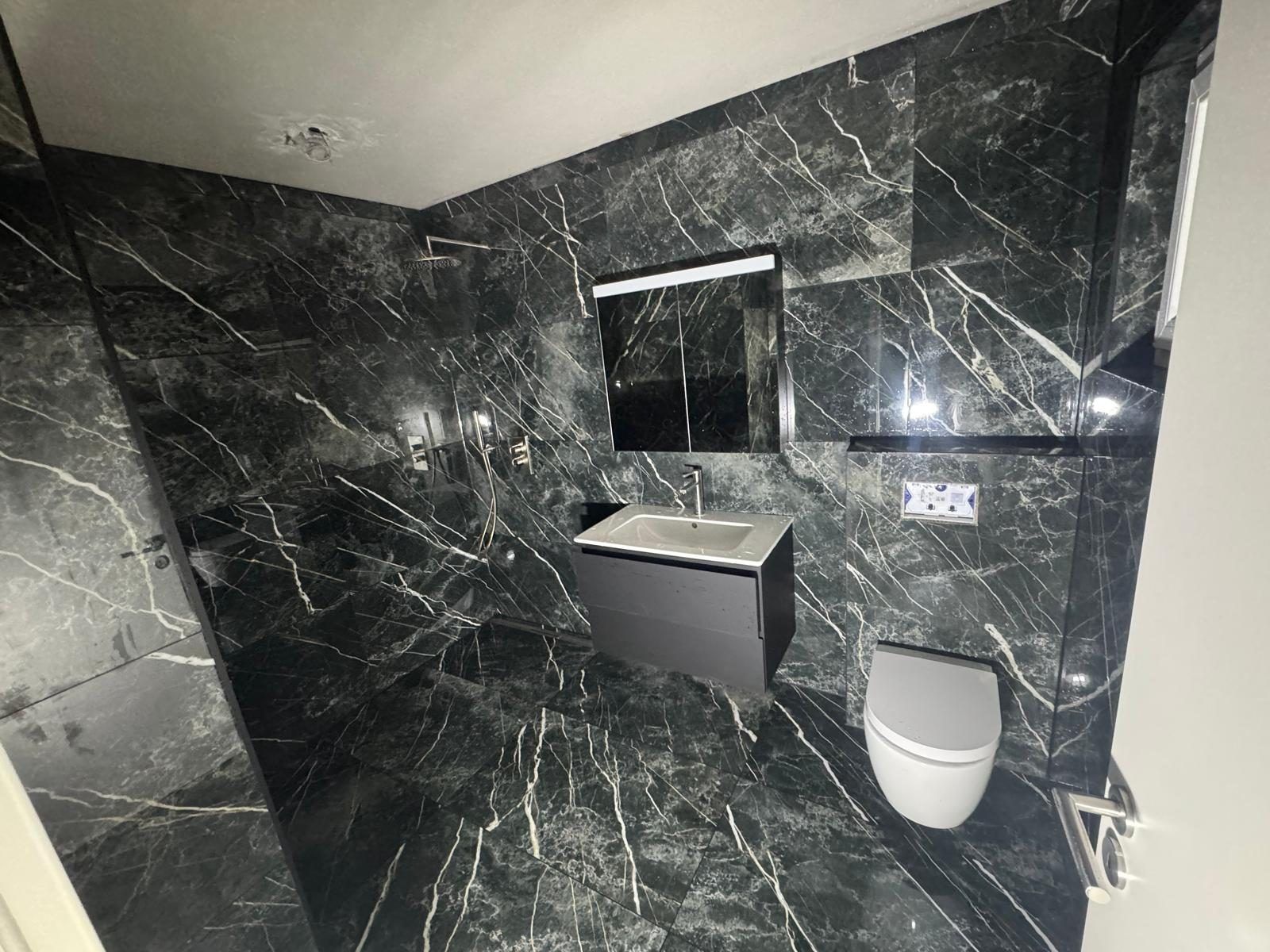 Salle de bain marbre noir a Corseaux