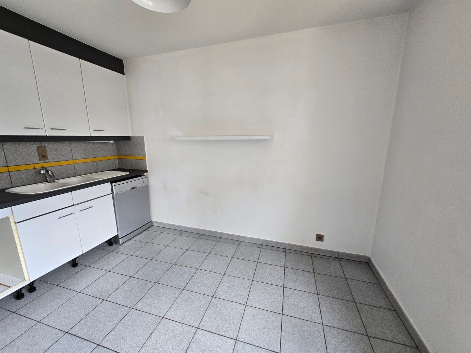Cuisine ouverte renovee dans un appartement a Nyon
