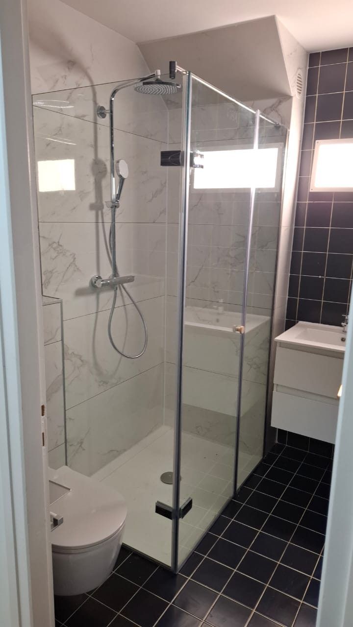 Salle de bain avec douche italienne dans un appartement a Nyon