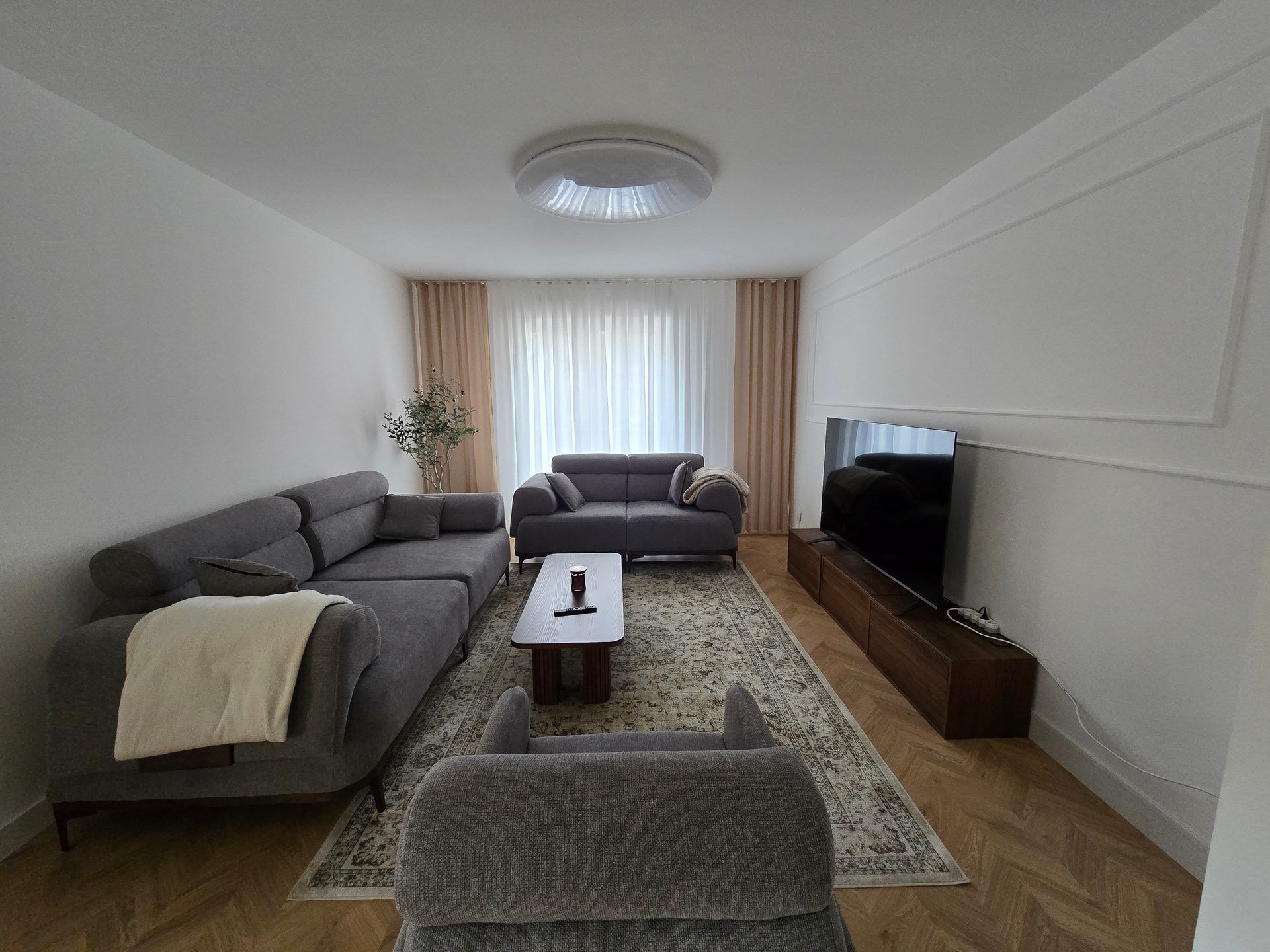 Renovation complete d'un appartement a Nyon par BNG Renovation : cuisine, salle de bain avec douche italienne, parquet chevrons