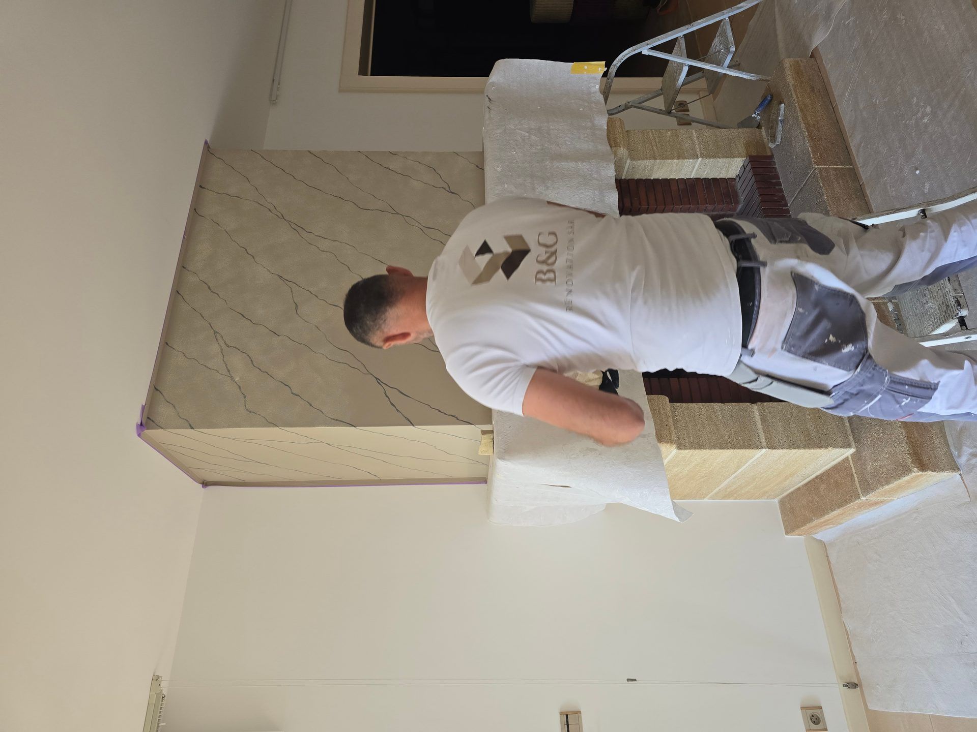Enduit decoratif effet marbre dans un salon prive par BNG Renovation